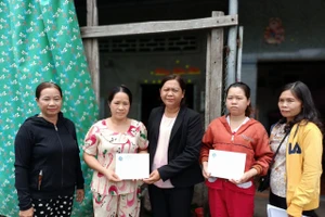 Hội LHPN huyện Thoại Sơn (An Giang) thăm hỏi, trao hỗ trợ hộ khó khăn ảnh hưởng dông lốc.