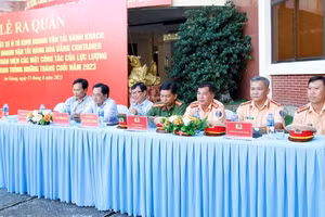 Công an An Giang ra quân tổng kiểm soát, xử lý xe ô tô, tài xế có hành vi vi phạm giao thông. (Ảnh: CAAG)