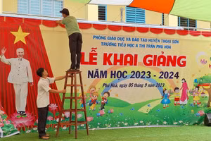 Thầy, cô giáo ở An Giang chuẩn bị chu đáo cho buổi lễ khai giảng năm học 2023 - 2024.