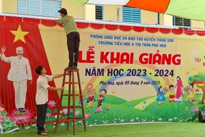 Thầy, cô giáo ở An Giang chuẩn bị chu đáo cho buổi lễ khai giảng năm học 2023 - 2024.