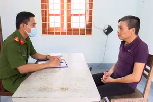  Cán bộ Công an ghi lời khai của bị can Trần Hoài Thanh (ảnh: Nghiêm Túc)