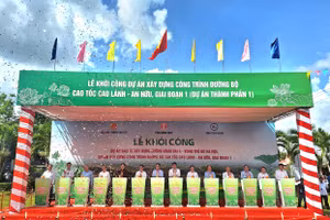 Phó Thủ tướng Chính phủ Trần Lưu Quang cùng đại biểu thực hiện nghi thức bấm nút khởi công dự án xây dựng cao tốc Cao Lãnh - An Hữu.