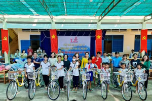 Trao tặng xe đạp cho học sinh khó khăn.