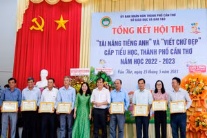 Lãnh đạo Sở GD&ĐT TP Cần Thơ và công đoàn ngành GD trao giấy khen tập thể cho các phòng GD&ĐT.