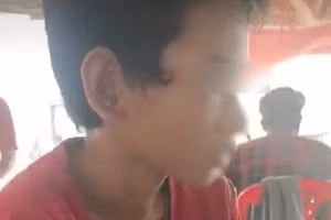 Em Tr. kể lại việc bị cha dượng đánh và lấy bật lửa đốt bộ phận sinh dục. (Ảnh cắt từ clip)