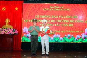 Thừa ủy quyền của Bộ trưởng Công an, Thiếu tướng Bùi Văn Quyền - Phó Cục trưởng Cục Tổ chức cán bộ (Bộ Công an) trao Quyết định cho Đại tá Trần Văn Cung, tân Phó Giám đốc Công an tỉnh An Giang. (Ảnh: Tiến Tầm)