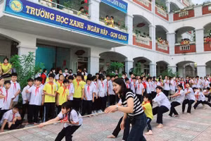 Các em học sinh tại Trường THCS Minh Khai, quận Bắc Từ Liêm hào hứng thi đấu môn Kéo co.