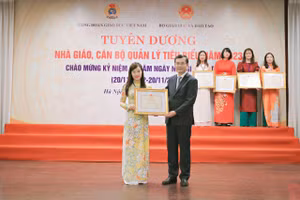 Cô Phạm Thị Thu Hằng – giáo viên Tiếng Anh Trường THCS Trần Đăng Ninh (TP Nam Định) nhận Bằng khen của Bộ GD&ĐT dịp kỷ niệm 41 năm Ngày Nhà giáo Việt Nam 20/11. 