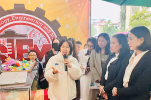 Học sinh Trường THCS Thịnh Liệt (Hoàng Mai, Hà Nội) trình bày về sản phẩm STEM của mình tới các thầy cô giáo. 