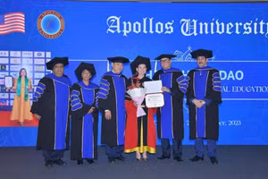 Bà Đào Thanh Hoàn (thứ 3 từ phải sang) nhận bằng Tiến sĩ danh dự của Trường ĐH Apollos, Mỹ .