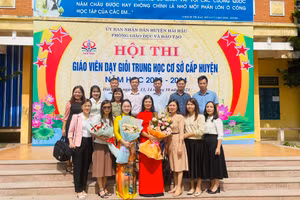 Các thầy cô tham gia Hội thi giáo viên giỏi cấp THCS tại điểm thi Trường THCS Hải Hưng. 