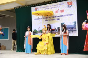 Vở kịch của học sinh lớp 11 chuyên Sử Trường THPT Sơn Tây tái hiện cảnh vua Minh Mạng quyết định cho xây Thành Sơn Tây năm 1822. 