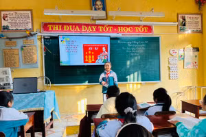 Học sinh Trường Tiểu học Hải Lý tìm hiểu về lịch sử ra đời của Quân đội nhân dân Việt Nam ngay tại lớp. 