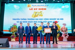 Ông Nguyễn Sinh Nhật Tân - Thứ trưởng Bộ Công Thương trao Bằng khen của Thủ tướng Chính phủ cho tập thể Trường ĐH Công nghiệp Hà Nội tại buổi lễ.