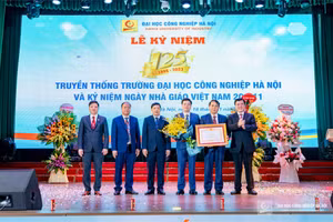 Ông Nguyễn Sinh Nhật Tân - Thứ trưởng Bộ Công Thương trao Bằng khen của Thủ tướng Chính phủ cho tập thể Trường ĐH Công nghiệp Hà Nội tại buổi lễ.