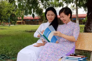 Cô Nguyễn Thị Lương và em Trần Ngọc Đan Thanh - thí sinh duy nhất giành điểm tuyệt đối môn Ngữ văn kỳ thi tốt nghiệp THPT năm 2023. 