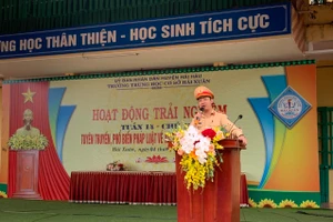 Thiếu tá Vũ Văn Thủy – Phó Đội trưởng Đội Cảnh sát giao thông - Công an huyện Hải Hậu tuyên truyền kiến thức về An toàn giao thông cho học sinh. 