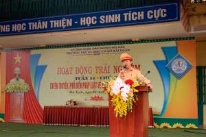 Thiếu tá Vũ Văn Thủy – Phó Đội trưởng Đội Cảnh sát giao thông - Công an huyện Hải Hậu tuyên truyền kiến thức về An toàn giao thông cho học sinh. 