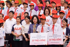 Thứ trưởng Bộ GD&ĐT Ngô Thị Minh - Ủy viên Hội đồng bảo trợ, Quỹ Bảo trợ Trẻ em Việt Nam trao quà cho học sinh vượt khó.