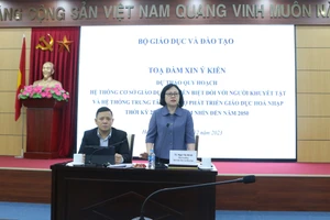 Thứ trưởng Bộ GD&ĐT Ngô Thị Minh và Viện trưởng Viện KHGD Việt Nam Lê Anh Vinh đồng chủ trì Tọa đàm. 