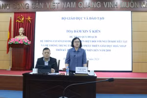 Thứ trưởng Bộ GD&ĐT Ngô Thị Minh và Viện trưởng Viện KHGD Việt Nam Lê Anh Vinh đồng chủ trì Tọa đàm. 