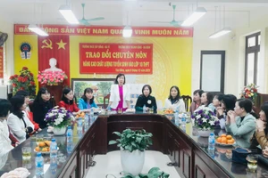 Cô Đặng Thúy Hà - Hiệu trưởng Trường THCS Tây Đằng (Ba Vì) nêu một số ý kiến tại buổi trao đổi chuyên môn với Trường THCS Thành Công, quận Ba Đình.