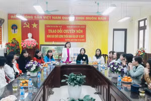 Cô Đặng Thúy Hà - Hiệu trưởng Trường THCS Tây Đằng (Ba Vì) nêu một số ý kiến tại buổi trao đổi chuyên môn với Trường THCS Thành Công, quận Ba Đình.