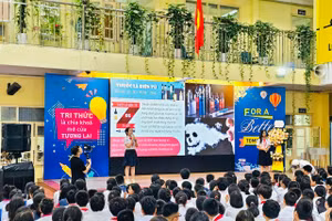 Học sinh Trường THCS Chương Dương thuyết trình về những tác hại của thuốc lá/thuốc lá điện tử.