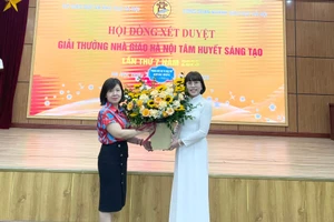 Cô Nguyễn Thị Huyền (phải) là 1 trong các nhà giáo được Giám đốc Sở GD&ĐT tặng giấy khen và tuyên dương các điển hình tiên tiến, nhà giáo tiêu biểu ngành Giáo dục Thủ đô năm 2023 tại Cung văn hóa Hữu nghị Việt Xô ngày 15/11 tới.