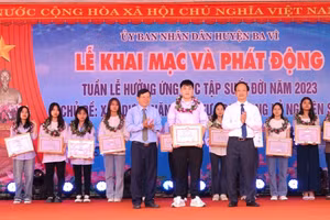 Lãnh đạo huyện Ba Vì tặng thưởng cho các em học sinh đạt thành tích cao tại kỳ thi tốt nghiệp THPT và đỗ Đại học của các trường THPT, Trung tâm GDNN-GDTX 