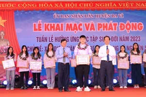 Lãnh đạo huyện Ba Vì tặng thưởng cho các em học sinh đạt thành tích cao tại kỳ thi tốt nghiệp THPT và đỗ Đại học của các trường THPT, Trung tâm GDNN-GDTX 