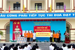 Các em học sinh Trường THCS Tây Đằng (Ba Vì, Hà Nội) cùng tham gia chuyên đề tuyên truyền một cách hăng say và nghiêm túc.