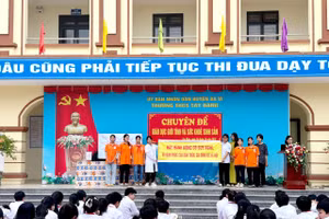 Các em học sinh Trường THCS Tây Đằng (Ba Vì, Hà Nội) cùng tham gia chuyên đề tuyên truyền một cách hăng say và nghiêm túc.