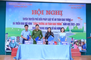 Đại diện Công an xã Hải Hưng và lãnh đạo 3 trường Mầm non, Tiểu học, THCS xã cùng ký cam kết thực hiện mô hình "Cổng trường an toàn giao thông".