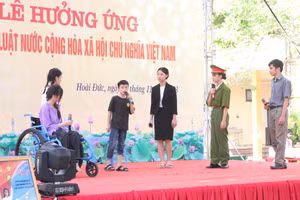Tiết mục tiểu phẩm của các em học sinh nói về thông điệp "hãy tránh xa tệ nạn ma túy để sống những tháng ngày ý nghĩa" đầy xúc động.