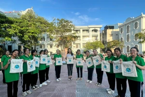 Các em học sinh cùng lan tỏa thông điệp về bảo vệ môi trường từ những việc làm nhỏ nhất. 