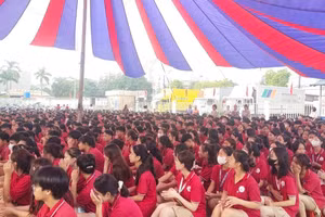 Học sinh Trường THPT Lạc Long Quân trong một hoạt động tập thể dưới sân trường. Ảnh: FBNT.