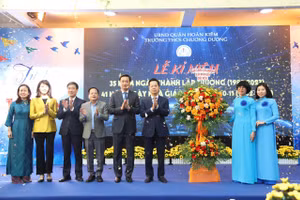 Ban Thường vụ Quận ủy Hoàn Kiếm tặng hoa chúc mừng Trường THCS Chương Dương nhân dịp 35 năm ngày thành lập. 