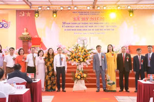 Lãnh đạo Phòng GD&ĐT huyện Hoài Đức tặng hoa chúc mừng Trường THCS Minh Khai tại buổi lễ.