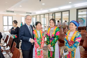 Thầy Nguyễn Xuân Khang và các em học trò vùng cao Mèo Vạc, Hà Giang.