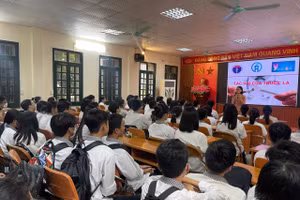 Các em học sinh Trường THPT Đống Đa lắng nghe chuyên gia y tế phân tích về những tác hại của thuốc lá.