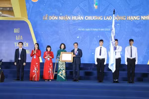 Thừa ủy quyền của Chủ tịch nước, ông Hoàng Trọng Quyết - Chủ nhiệm Ủy ban Kiểm tra Thành ủy Hà Nội đã trao Huân chương Lao động hạng Nhì cho Trường THPT Phan Đình Phùng. 