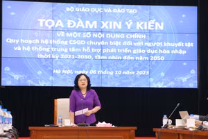 Thứ trưởng Ngô Thị Minh - Trưởng Ban Chỉ đạo giáo dục trẻ khuyết tật và Trẻ em có hoàn cảnh khó khăn của Bộ GD&ĐT đã chủ trì buổi tọa đàm.