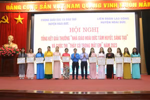 Các nhà giáo tiêu biểu được lãnh đạo Phòng GD&ĐT cùng Liên đoàn Lao động huyện Hoài Đức vinh danh tại buổi lễ.