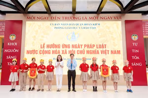 Phó Chủ tịch UBND quận Hoàn Kiếm Nguyễn Quốc Hoàn và Trưởng Phòng GD&ĐT Hoàn Kiếm Vương Hương Giang tặng Cờ lưu niệm cho các đội thi.