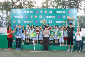 Ban tổ chức trao giải Nhất cùng Cúp vô địch, cờ lưu niệm cho đội bóng nữ Trường Tiểu học Vinschool Smart City. 