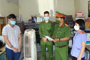 Cơ quan chức năng tống đạt quyết định khởi tố bị can và lệnh cấm đi khỏi nơi cư trú đối với Nguyễn Thành Luân về hành vi “Làm giả con dấu, tài liệu của cơ quan tổ chức”