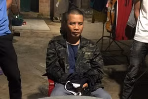 Đối tượng Đinh Xuân Ngọc cùng tang vật.