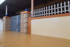 Nhiều nhà dân tại xã Tân Ninh (Quảng Ninh) bị ngập sâu trong nước.