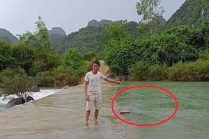 Anh Lành cứu Sỹ và Long thời điểm hai người sắp trôi vào miệng cống.